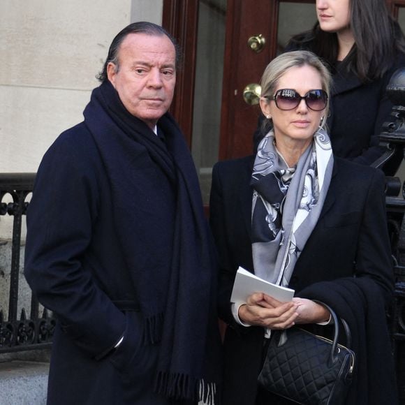 Julio Iglesias et Miranda Rijnsburger assistent au service funéraire d'Oscar De La Rentta à l'église St Ignatius Loyola à Park Avenue à Manhattan, New York City, en 2014.

Photo : Charles Guerin / Abaca