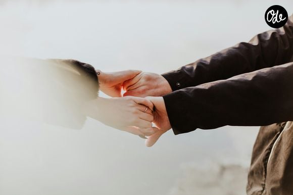Selon le psychanalyste, la communication reste le meilleur moyen d'éviter les incompréhensions et les frustrations.

Photo prise par Priscilla Du Preez / Unsplash