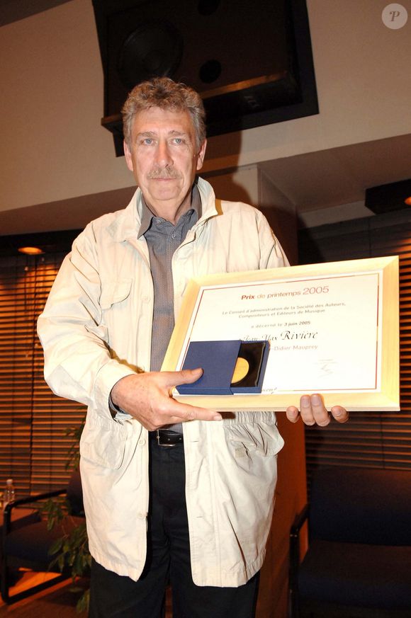 Il était aussi chanteur

Le chanteur français Jean-Max Rivière reçoit le Prix André-Didier Mauprey, Prix de Printemps 2005 de la Sacem lors d'une cérémonie qui s'est déroulée au siège de la Sacem à Boulogne-Billancourt le 3 juin 2005. Photo par Bruno Klein/ABACA.