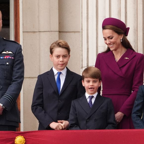 Le prince de Galles, le prince George, le prince Louis, la princesse de Galles et la princesse Charlotte, sur le balcon du palais de Buckingham, à Londres, pour assister au défilé aérien des Red Arrows de la Royal Air Force le 5 mai 2025. Photo by Jonathan Brady/PA Wire/ABACAPRESS.COM