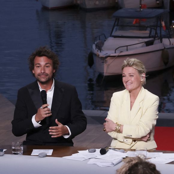 Actuellement à Cannes le temps du Festival avec ses équipes de "C à vous", Anne-Elisabeth Lemoine s'accompagne plus particulièrement de son chroniqueur Bertrand Chameroy.

Exclusif -  Anne-Elisabeth Lemoine, Bertrand Chameroy, sur le plateau de l'émission "C à vous" lors du 78ème Festival International du Film de Cannes, France. © Jack Tribeca/Bestimage