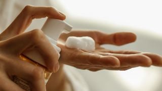 Ce geste de 30 secondes sous la douche peut changer toute votre routine beauté !