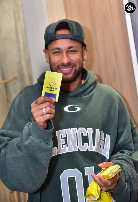 EXCLUSIF Santos, BRÉSIL    Neymar a été aperçu en train de recevoir chez lui un autocollant doré à son effigie après avoir été sélectionné pour la Coupe du Monde de la FIFA 2026.



Photo : Neymar