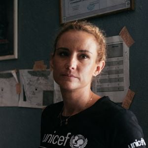 Marraine de "Maison Saine", Elodie Gossuin "culpabilise" car elle aurait préféré être au courant des dangers de la pollution de l’air intérieur plus tôt.

Elodie Gossuin, ambassadrice Unicef France visite le centre de Santé Haussmann, à Obock Assasane, Djibout. © Benjamin Decoin/Unicef France via Bestimage