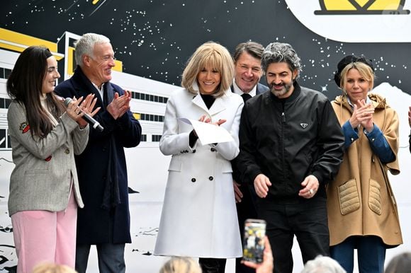 Clôture de l'opération de collecte de fonds "Pièces Jaunes", destinée à améliorer la vie des enfants hospitalisés, au Jardin Albert 1er, à Nice, France, le 7 février  2025, en présence de la Première dame française, Brigitte Macron, la présidente de la Fondation Hôpitaux de Paris-Hôpitaux de France, du sélectionneur de l'équipe de France de football, Didier Deschamps le parrain de l'opération Pièces Jaunes, de Christian Estrosi, le maire de Nice, sa femme, Laura Tenoudji Estrosi, d'Anne Barrère, la vice-présidente de la Fondation Hôpitaux de Paris-Hôpitaux de France, Philippe Wahl, le président-directeur général du Groupe La Poste, de José Cobos, ancien capitaine de l'OGC Nice et conseiller municipal de la ville de Nice délégué à l'évènementiel sportif, et du compositeur du morceau caritatif "Les P'tits Soleils", l'hymne des Pièces Jaunes, John Mamann. Ce titre a été chanté sur la scène par Eugie, Sab, Julien Esmée, Vernis Rouge... et les personnalités. Mme Macron et Didier Deschamps ont fait, comme à leur habitude, le tour des diffèrents stands des associations et des partenaires, comme Carrefour, la Fondrtion Lenval, le CHU, la Poste et la Banque de France où ils ont fait la pesée des pièces jaunes... mais l'arrêt le plus surprenant fut sur le stand du Nice Azur Boxe où le coach des Bleus et Mme Macron n'ont pas hésité à mettre les gants pour quelques échanges avec les boxeurs présents.  © Bruno Bebert/Bestimage
