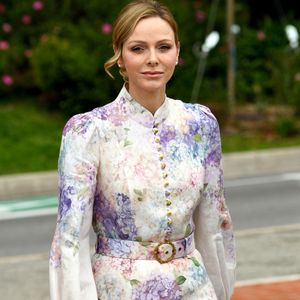 Chaque détail de sa tenue était soigneusement travaillé et harmonieux.

Le Prince Albert II de Monaco, la princesse Charlene de Monaco et la princesse Akiko de Mikasa du Japon, ont célébré les 20 ans de relations diplomatiques entre le Japon et Monaco, sur le parvis du Grimaldi Forum, près du jardin japonais. © Bruno Bebert/Bestimage