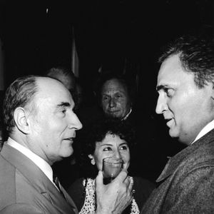 Francois Mitterrand et Roger Hanin en 1982. Photo par Henri Szwarc/Abaca