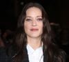 Muse fidèle de la maison Chanel, Marion Cotillard a fait sensation. Vêtue d’un look sobre et structuré, l’actrice semblait plus apaisée que jamais.

Marion Cotillard - Célébrités au Défilé Chanel, Collections Prêt-à-porter Printemps / Eté dans le cadre de la Fashion Week de Paris. Au Grand Palais à Paris, France

© Bertrand Rindoff / Bestimage