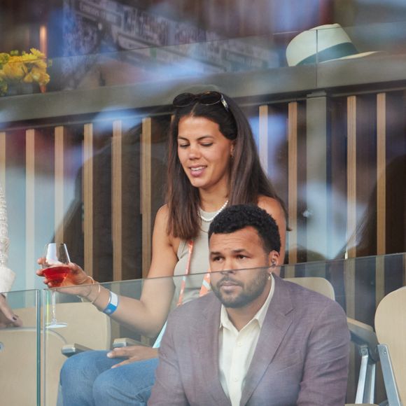 Sur la photo, on peut voir le ventre déjà bien rond de la femme de Jo-Wilfried Tsonga

Jo-Wilfried Tsonga et sa femme Noura El Shwekh en tribunes lors des Internationaux de France de tennis de Roland Garros 2023, à Paris, France, le 6 juin 2023. © Jacovides-Moreau/Bestimage