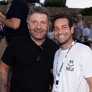 Semi-exclusif - Benjamin Morgaine et Philippe Lellouche en backstage de la première édition du "Do You Comedy" à la Citadelle de Saint-Tropez, Côte d'Azur, France, le 29 juin 2025. © Cyril Moreau/Bestimage