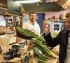 La préparation consiste simplement à découper les ingrédients et à les mélanger.

Exclusif - Laurent Mariotte à la rencontre des commerçants du Marché des Capucins à Bordeaux, lors du tournage de son émission culinaire "Les petits plats de Laurent", le 21 janvier 2026. 
© Fabien Cottereau / Bestimage