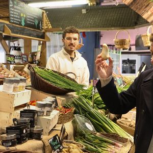 La préparation consiste simplement à découper les ingrédients et à les mélanger.

Exclusif - Laurent Mariotte à la rencontre des commerçants du Marché des Capucins à Bordeaux, lors du tournage de son émission culinaire "Les petits plats de Laurent", le 21 janvier 2026. 
© Fabien Cottereau / Bestimage