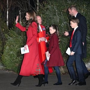 Le prince et la princesse de Galles, William et Kate Middleton, ainsi que leurs enfants, le prince George, la princesse Charlotte et le prince Louis, quittent l'abbaye de Westminster après avoir assisté à la cérémonie de chants de Noël " Together At Christmas " à Londres, Angleterre, Royaume-Uni, le 6 décembre 2024. Photo by Zak Hussein/Splash News/ABACAPRESS.COM