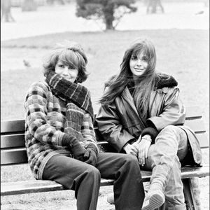 Nadine Trintignant et sa fille Marie à Paris en 1980.