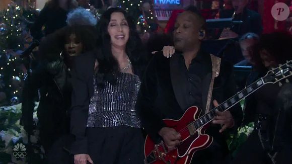 Cher tente de reprendre contact avec sa petite fille prénommée Ever.

Cher revient au Saturday Night Live après 40 ans d'absence avec une performance festive pour les fêtes