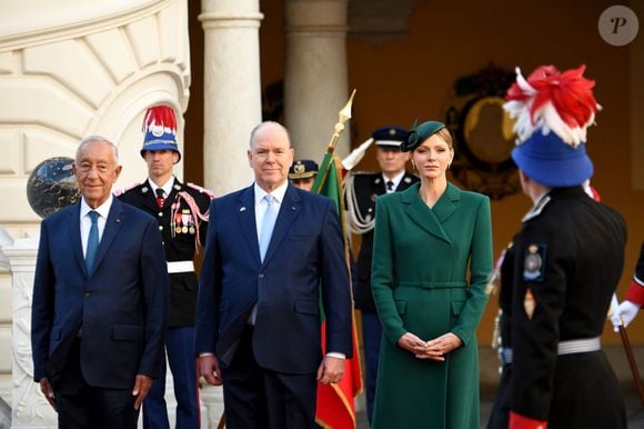 Marcelo Rebelo de Sousa, président du Portugal, Le prince Albert II de Monaco et la princesse Charlène de Monaco - Le prince de Monaco et la princesse de Monaco accueillent Marcelo Rebelo de Sousa, président du Portugal, dans la cours d'honneur du Palais Princier à Monaco, le 21 novembre 2025. Le chef d'Etat portugais est en visite officielle en principauté. 
© Bruno Bebert / Bestimage