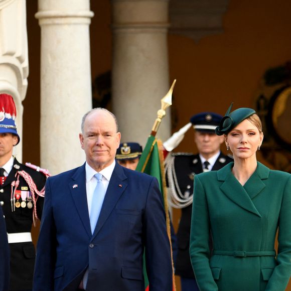 Marcelo Rebelo de Sousa, président du Portugal, Le prince Albert II de Monaco et la princesse Charlène de Monaco - Le prince de Monaco et la princesse de Monaco accueillent Marcelo Rebelo de Sousa, président du Portugal, dans la cours d'honneur du Palais Princier à Monaco, le 21 novembre 2025. Le chef d'Etat portugais est en visite officielle en principauté. 
© Bruno Bebert / Bestimage