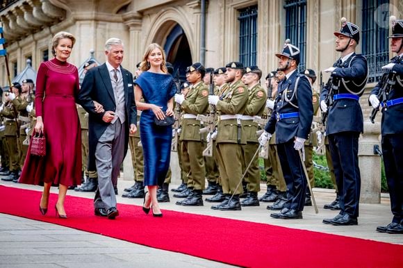 De nombreuses personnalités étaient présentes. 

La reine Mathilde de Belgique, le roi Philippe de Belgique et la princesse Élisabeth de Belgique arrivent à la Chambre des députés pour la cérémonie de prestation de serment du grand-duc Guillaume, dans le cadre des festivités liées à la succession au trône au Luxembourg. Première journée des célébrations à Luxembourg, le 3 octobre 2025. Photo : Dana Press / Bestimage