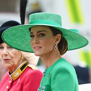 Maman de trois enfants, George, Charlotte et Louis, elle a su retrouver sa silhouette fine après ces trois grossesses pourtant rapprochées. 

La reine consort Camilla Parker Bowles et Kate Catherine Middleton, princesse de Galles - La famille royale d'Angleterre lors du défilé "Trooping the Colour" à Londres. Le 17 juin 2023. Crédit photo : AGENCE / BESTIMAGE