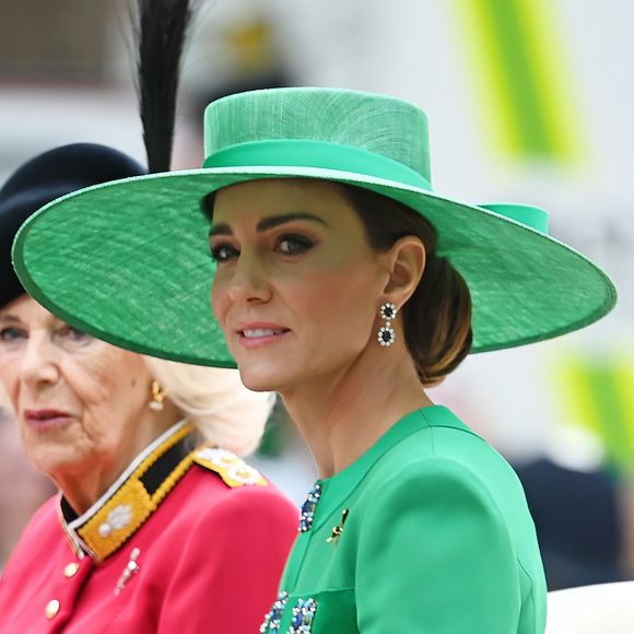 Maman de trois enfants, George, Charlotte et Louis, elle a su retrouver sa silhouette fine après ces trois grossesses pourtant rapprochées. 

La reine consort Camilla Parker Bowles et Kate Catherine Middleton, princesse de Galles - La famille royale d'Angleterre lors du défilé "Trooping the Colour" à Londres. Le 17 juin 2023. Crédit photo : AGENCE / BESTIMAGE