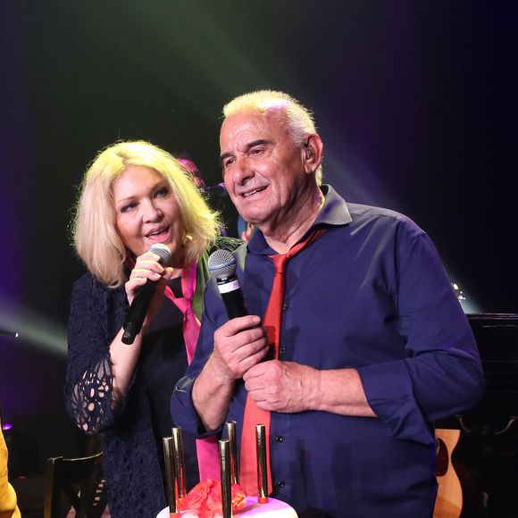 Exclusif - Michel Fugain et sa femme Sanda avec le gâteau d'anniversaire à la fin du concert "Michel Fugain fait Bandapart" pour les 80 ans du chanteur à Bobino à Paris le 12 Mai 2022. © Bertrand Rindoff/Bestimage