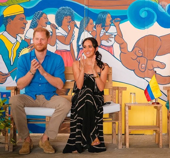 Cette carte, sur fond vert foncé, montre six photos du couple, plus amoureux que jamais ou engagés dans leurs missions humanitaires.

Le prince Harry, duc de Sussex, Meghan Markle, duchesse de Sussex, lors de leur visite de quatre jours en Colombie.