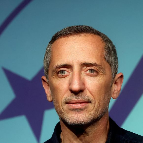 Dans l’émission, il explique qu’il a renoncé à un changement physique après une première tentative.

Gad Elmaleh au photocall de la cérémonie d'ouverture du 26ème festival international du film de comédie de l'Alpe d'Huez.
© Dominique Jacovides / Bestimage