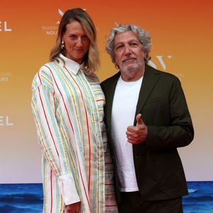 Alain Chabat et sa compagne Tiara Comte - Cérémonie d'ouverture du Biarritz Film Festival - Nouvelles Vagues 2024 au théâtre de la Gare du midi à Biarritz le 18 juin 2024. © Jean-Marc Lhomer/Bestimage