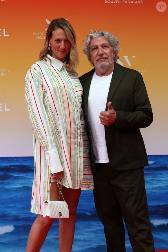 Alain Chabat et sa compagne Tiara Comte - Cérémonie d'ouverture du Biarritz Film Festival - Nouvelles Vagues 2024 au théâtre de la Gare du midi à Biarritz le 18 juin 2024. © Jean-Marc Lhomer/Bestimage