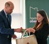 Il a surpris en aidant un locataire à transporter ses meubles.

Le prince William aide un locataire à transporter des meubles dans son nouvel appartement lors d'une visite à l'association de logement social Langstane, à Aberdeen le 30 juin 2026.
Andy Buchanan/WPA-Pool/Julien Burton/ Bestimage