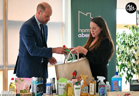 Il a surpris en aidant un locataire à transporter ses meubles.

Le prince William aide un locataire à transporter des meubles dans son nouvel appartement lors d'une visite à l'association de logement social Langstane, à Aberdeen le 30 juin 2026.
Andy Buchanan/WPA-Pool/Julien Burton/ Bestimage