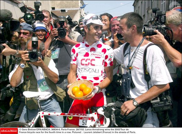 Lance Armstrong remporte le Tour de France 2002 pour la quatrième fois consécutive. Sur la photo : Laurent Jalabert (France) dans les rues de Paris. © Gero Breloer/DPA/ABACA. 36834-6. Paris-France. 28/7/02.