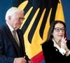 Enfant, elle a connu l'occupation allemande à Athènes pendant la Seconde Guerre mondiale.

Nana Mouskouri reçoit la Croix Fédérale du Mérite, des mains Frank-Walter Steinmeier (Président fédéral de l'Allemagne) au siège officiel du Spreebogen, à Berlin, le 5 octobre 2026. Action Press / Bestimage