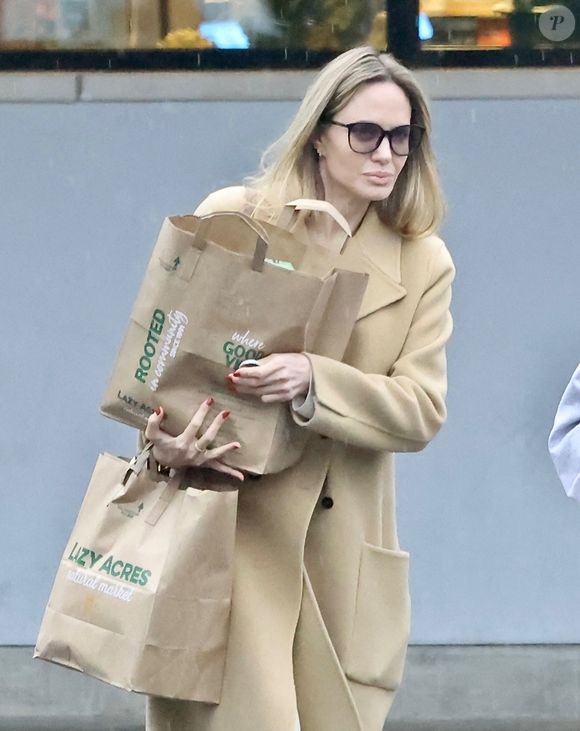 Los Angeles - Angelina Jolie dans un look casual en sortie pour aller faire des courses.
Photo : Backgrid USA / Bestimage
