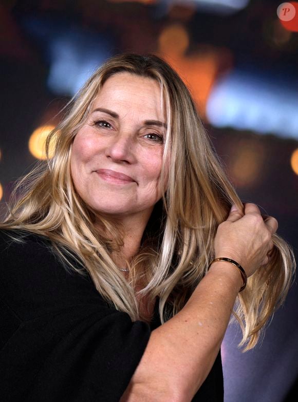 Lors d'une récente interview sur "Europe 1" dans le Club de l'été le 5 août 2025, l'ancienne animatrice avait également précisé où se trouvait son petit nid douillet des Hauts-de-Seine. 

Exclusif - Portrait de Sophie Favier à Paris, le 16 décembre 2022.
© Cédric Perrin/Bestimage