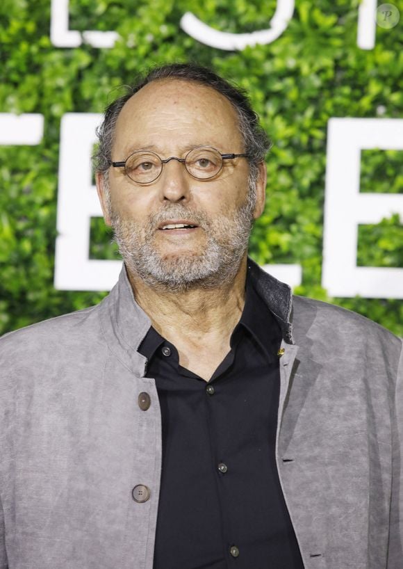 Pendant plusieurs années, il a été un adjoint à la maire très discret.

Jean Reno - Photocall du film "All Those things we never said" lors du Festival de Televison de Monte Carlo. © Denis Guignebourg/Bestimage