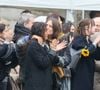 "7 ans de ta mort, l'âge de raison mais le manque résonne toujuors plus fort. Je t'aime, infiniment", a-t-elle écrit sur Instagram
Izïa Higelin et sa mère Aziza Zakine lors des obsèques de Jacques Higelin au cimetière du Père Lachaise à Paris le 12 avril 2018.
©Agence / Bestimage
