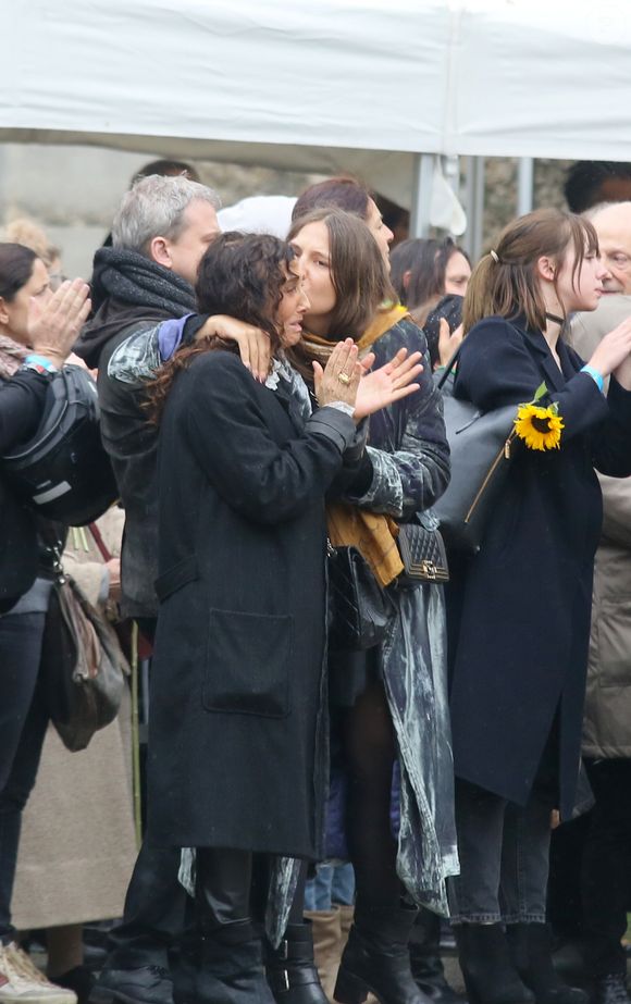 "7 ans de ta mort, l'âge de raison mais le manque résonne toujuors plus fort. Je t'aime, infiniment", a-t-elle écrit sur Instagram

Izïa Higelin et sa mère Aziza Zakine lors des obsèques de Jacques Higelin au cimetière du Père Lachaise à Paris le 12 avril 2018.
©Agence / Bestimage