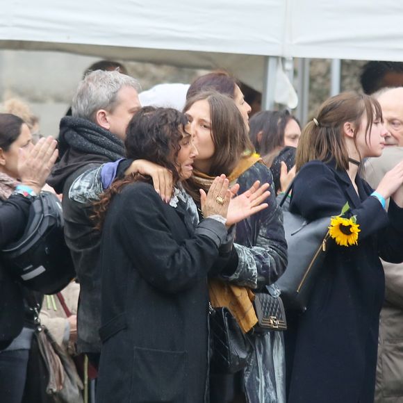 "7 ans de ta mort, l'âge de raison mais le manque résonne toujuors plus fort. Je t'aime, infiniment", a-t-elle écrit sur Instagram

Izïa Higelin et sa mère Aziza Zakine lors des obsèques de Jacques Higelin au cimetière du Père Lachaise à Paris le 12 avril 2018.
©Agence / Bestimage
