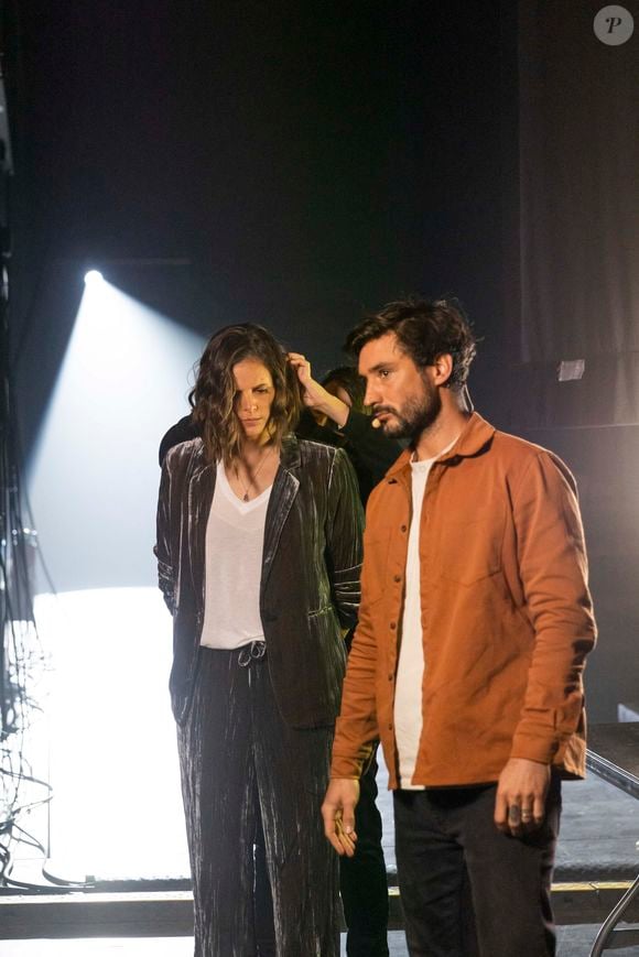 Exclusif - Jeremy Frerot et sa femme Laure Manaudou - Backstage - Enregistrement de l'émission "La Chanson secrète 11" à Paris, diffusée le 24 juin sur TF1. Le 15 janvier 2022
© Cyril Moreau / Bestimage