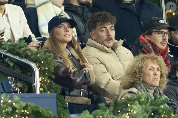 Amandine Petit (miss France 2021) et son compagnon Julien Georges - Célébrités dans les tribunes lors du match de Ligue des Champions entre le Paris Saint Germain contre Tottenham Hotspur Football Club (5-3) au Parc des Princes à Paris le 26 novembre 2025. © Cyril Moreau/Bestimage