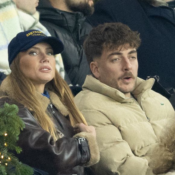Amandine Petit (miss France 2021) et son compagnon Julien Georges - Célébrités dans les tribunes lors du match de Ligue des Champions entre le Paris Saint Germain contre Tottenham Hotspur Football Club (5-3) au Parc des Princes à Paris le 26 novembre 2025. © Cyril Moreau/Bestimage