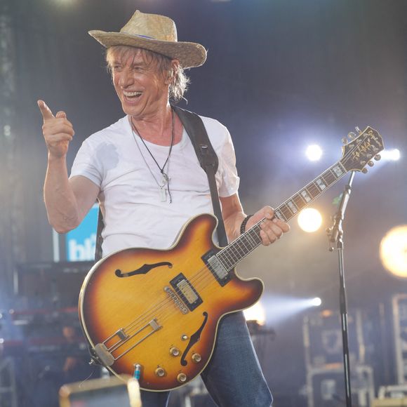 Il vit actuellement dans un moulin près d’une ville historique en Eure-et-Loir.

Concert de Jean-Louis Aubert pour l'inauguration de la Maison de la Radio et de la Musique en extérieur à Paris le 16 juin 2021. © Christophe Clovis / Bestimage