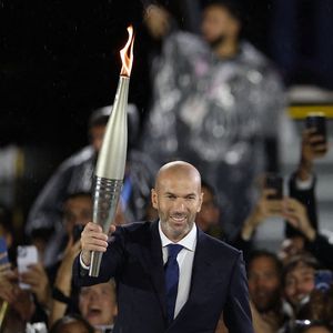 L'ancien footballeur français Zinedine Zidane porte la flamme olympique au stade du Trocadéro lors de la cérémonie d'ouverture des Jeux Olympiques de Paris 2024, à Paris, en France, le 26 juillet 2024. Photo de Li Ying/XinhuaABACAPRESS.COM