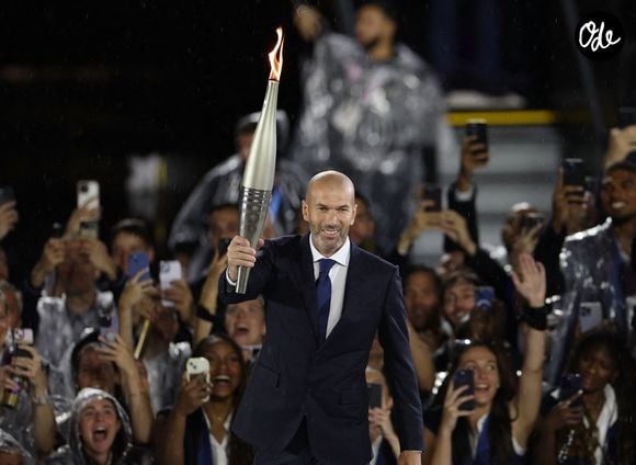 L'ancien footballeur français Zinedine Zidane porte la flamme olympique au stade du Trocadéro lors de la cérémonie d'ouverture des Jeux Olympiques de Paris 2024, à Paris, en France, le 26 juillet 2024. Photo de Li Ying/XinhuaABACAPRESS.COM