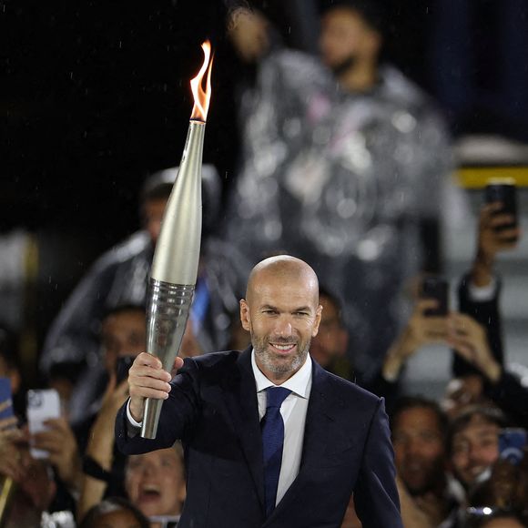 L'ancien footballeur français Zinedine Zidane porte la flamme olympique au stade du Trocadéro lors de la cérémonie d'ouverture des Jeux Olympiques de Paris 2024, à Paris, en France, le 26 juillet 2024. Photo de Li Ying/XinhuaABACAPRESS.COM