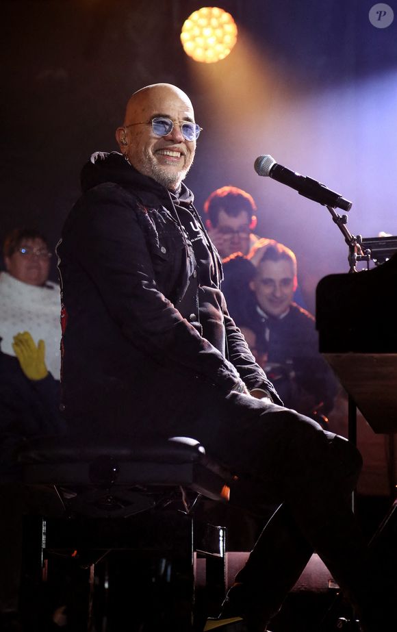 Il rencontre un franc succès avec une toute autre activité que la musique

Exclusif - Pascal Obispo donne un concert sur la plage du Mimbeau sur la presqu'île du Cap-Ferret au profit de la 36ème édition du Téléthon, le 3 Decembre 2022. Plus tôt dans la journée, le chanteur avait participé à une marche solidaire, dans le cadre du Téléthon. © Patrick Bernard / Bestimage