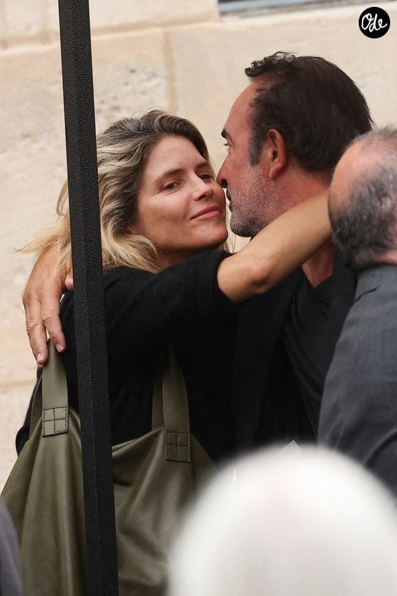 Alice Taglioni et Laurent Delahousse ont esquissé quelques sourires en croisant des personnalités comme Jean Dujardin venues également faire leurs adieux

Alice Taglioni et Jean Dujardin - Sorties des obsèques de Nicolas Altmayer en l'église Saint-Germain-des-Prés à Paris le 31 aout 2026. © Dominique Jacovides-Cyril Moreau/Bestimage #