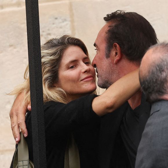 Alice Taglioni et Laurent Delahousse ont esquissé quelques sourires en croisant des personnalités comme Jean Dujardin venues également faire leurs adieux

Alice Taglioni et Jean Dujardin - Sorties des obsèques de Nicolas Altmayer en l'église Saint-Germain-des-Prés à Paris le 31 aout 2026. © Dominique Jacovides-Cyril Moreau/Bestimage #