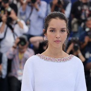 Lyna Khoudri - Photocall du film "13 Jours 13 Nuits" lors du 78ème Festival International du Film de Cannes le 24 mai 2025. © Jacovides-Moreau/Bestimage